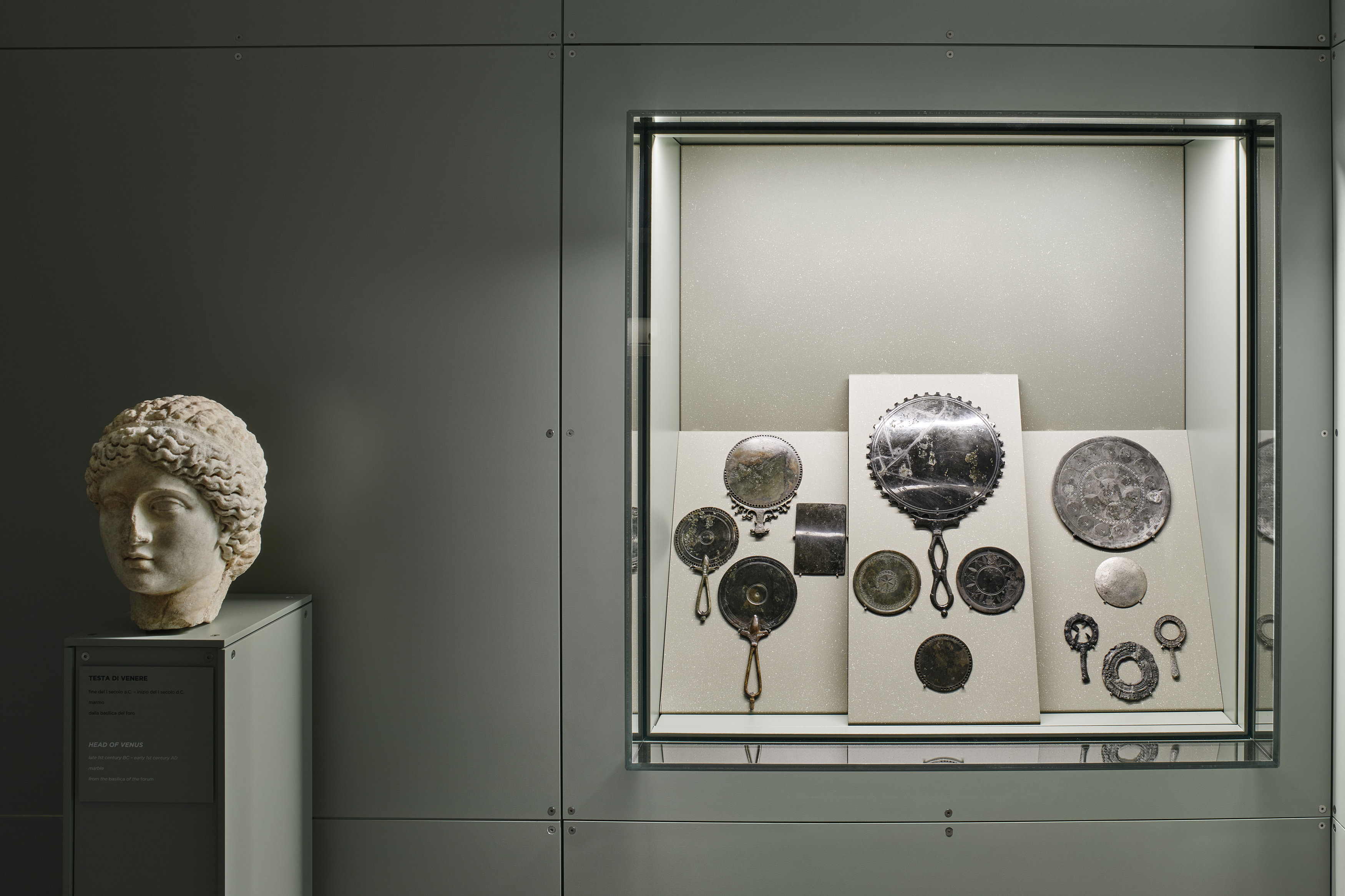 Specchi in bronzo, piompo ed argento e testa in marmo greco raffigurante Afrodite (foto di Alessandra Chemollo).